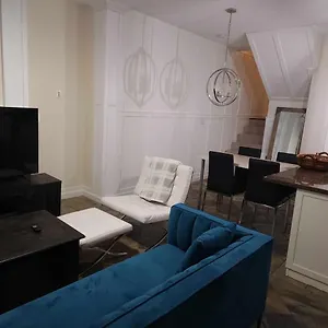  Holiday home Downtown Deluxe: Stylish 2bd2ba Townhouse